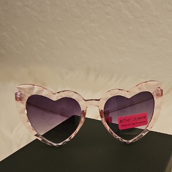 🎉HP NWT Betsey Johnson Pink Heart Sunglasses - Picture 9 of 10